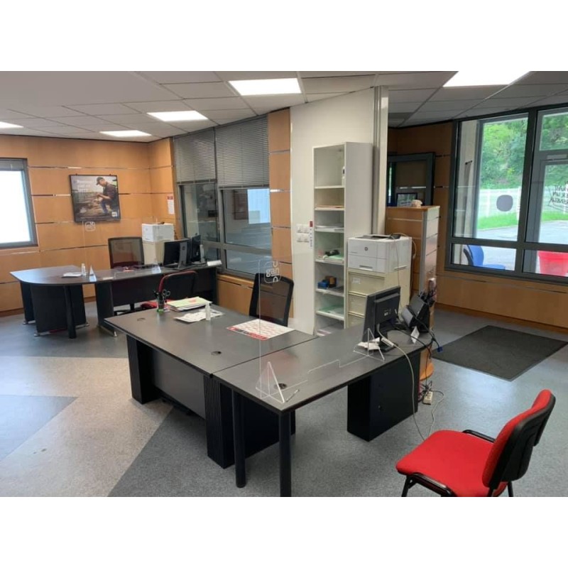 Vitre de protection avec passe documents